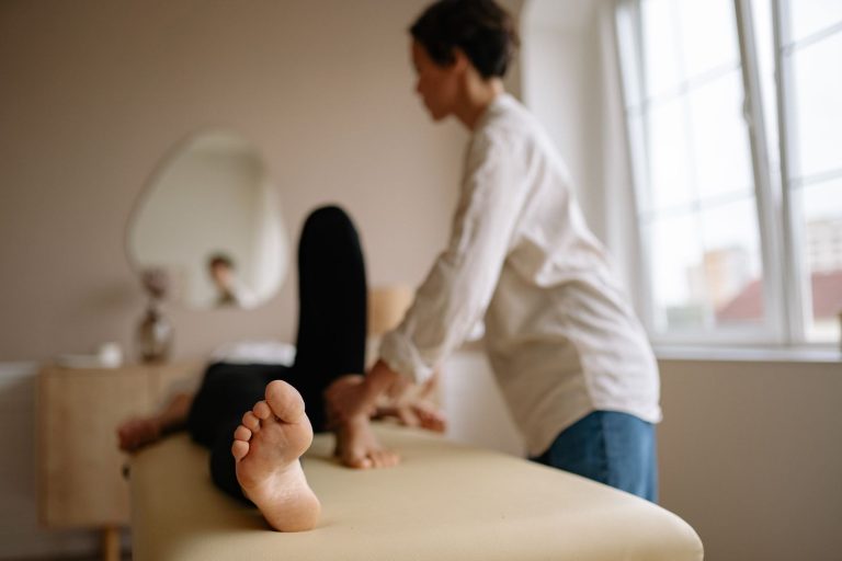 Heller Behandlungsraum der Praxis während einer Therapieeinheit