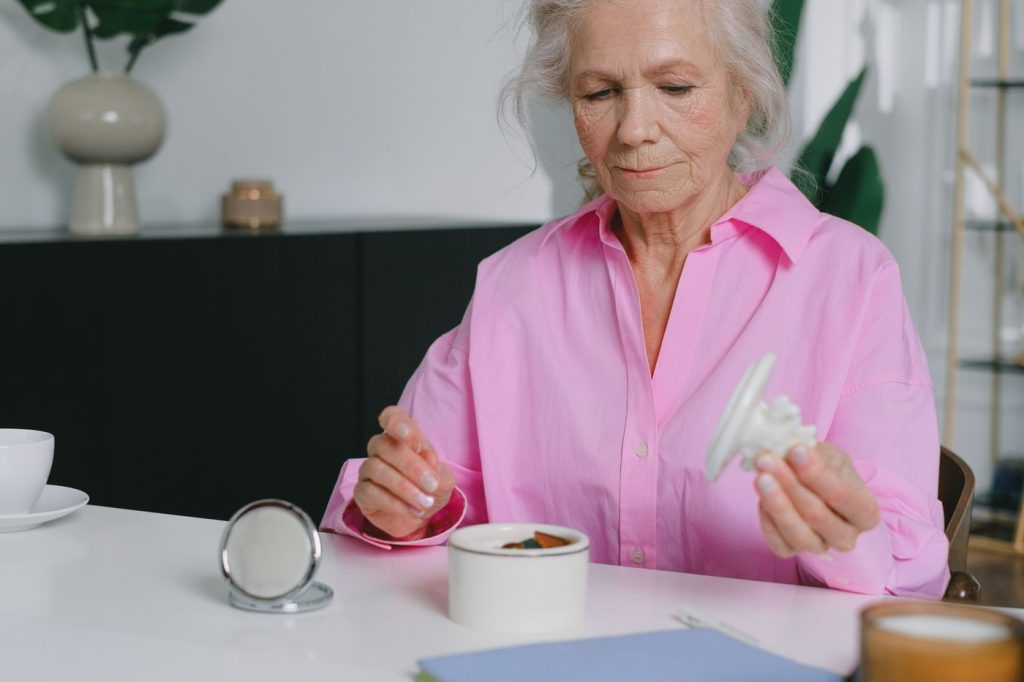 Ältere Patientin übt das Sortieren von Gegenständen zur Alltagsförderung